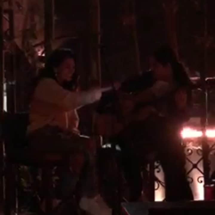 インバー・ラヴィのインスタグラム：「Thank you @mariamartimusic for dragging my ass on stage with you. What an honor 🇲🇽 @baresquinacabo」