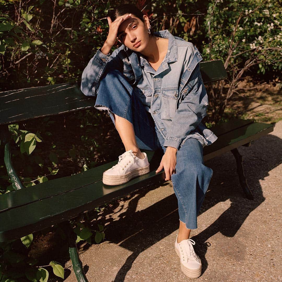 H&Mさんのインスタグラム写真 - (H&MInstagram)「Is double denim already a basic look for you? Go triple with a pair of wide-legged jeans paired with double-layered jackets – all in conscious denim. Read the full story on hm.com/magazine. #HMConscious #HMMagazine  Denim Jacket: 0687856001 Denim Jacket: 0687856003 Jeans: 0723104001 Sneakers: 0742472001」5月1日 16時12分 - hm
