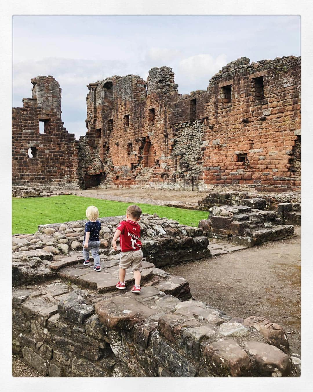 ヘレン・スケルトンさんのインスタグラム写真 - (ヘレン・スケルトンInstagram)「Five boys. Castle ruins. Many a trip hazard and one mummy not as quick on her legs as she would like to be at the min. Somehow we got out of there with only a couple of bumps. (If you need to blow of steam after a train journey the castle and park are directly opposite Penrith train station) #boys #feral #freshair #castles #family #penrithcastle #mumhacks」5月1日 16時19分 - helenskelton