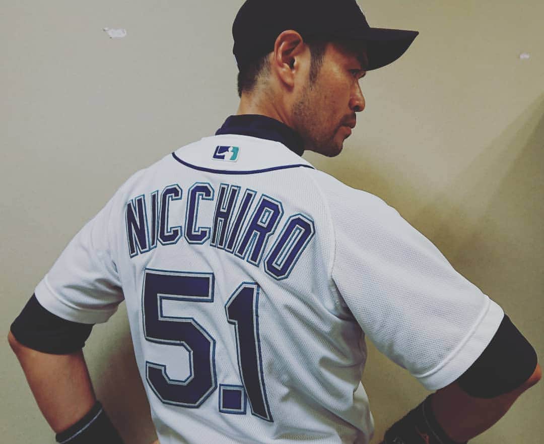 ニッチロー'さんのインスタグラム写真 - (ニッチロー'Instagram)「5月1日  5.1  5.1の日です。  #5月1日 #令和元年 #ニッチロー’」5月1日 16時30分 - nicchiro5.1