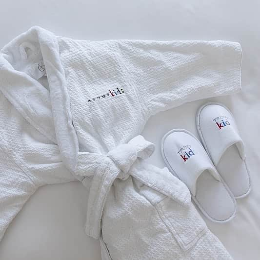 Trump Waikikiさんのインスタグラム写真 - (Trump WaikikiInstagram)「Our littlest guests like the feel of kid-size plush Trump Kids logo robes and slippers to use during their stay. #trumpwaikiki #neversettle #trumpkids #fivestarhotelhonolulu #familytravel #multigenerationaltravel #suiteswithkitchens #lethawaiihappen #visitoahu トランプロゴ入りのバスローブとスリッパは小さなゲストに大変好評です。 #トランプキッズ #トランプワイキキ#5つ星ホテル #子供連れ旅行 #家族旅行 #ホテルのバスローブ」5月1日 16時24分 - trumpwaikiki