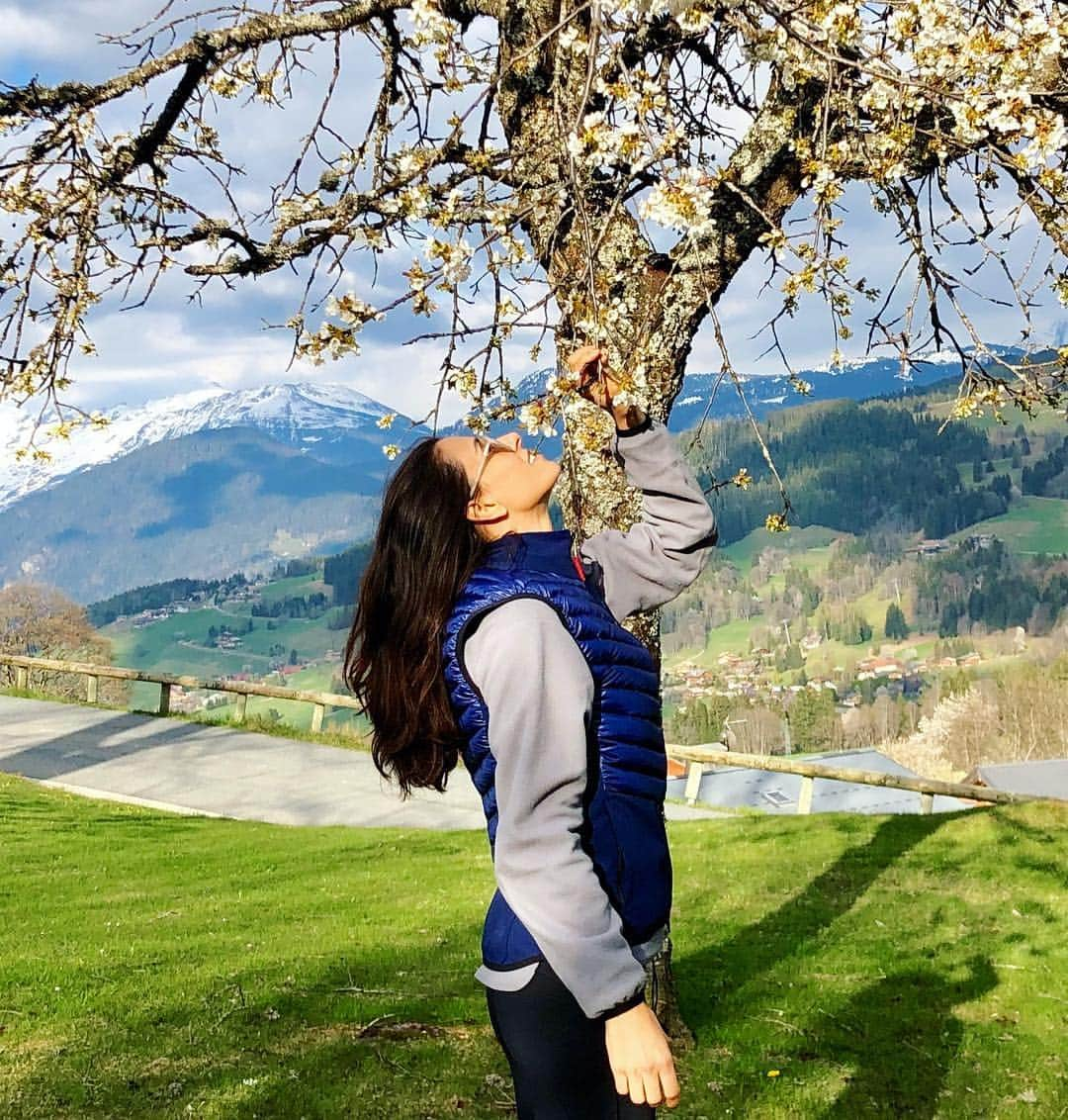 マリア・ベルチェノワさんのインスタグラム写真 - (マリア・ベルチェノワInstagram)「Too beautiful this life in a mountains 🏔 @megeve_officiel #france #sport #hiking」5月1日 16時24分 - mariaverchenova