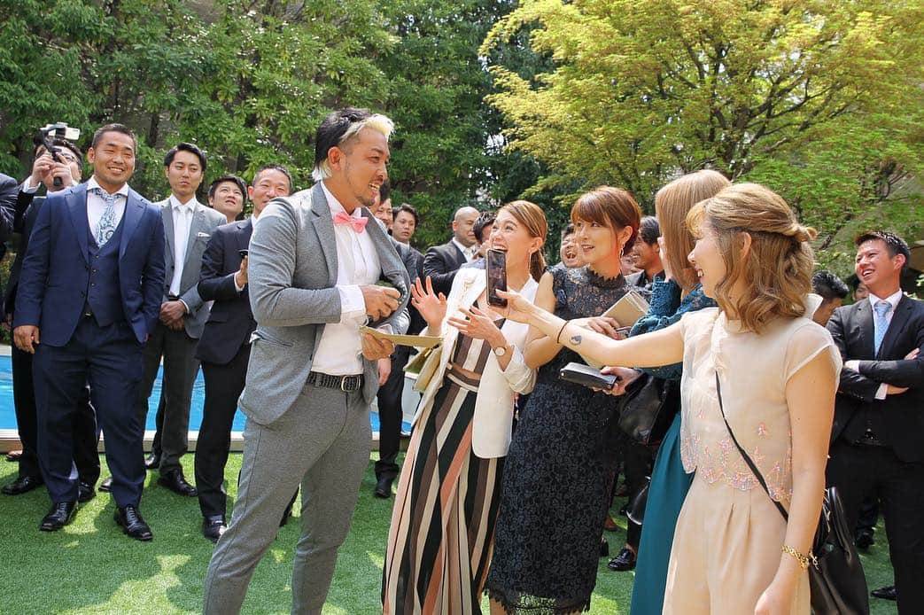階上実穂さんのインスタグラム写真 - (階上実穂Instagram)「友達の結婚式にも着て行ったセットアップ⑅◡̈* カメラマンさんから画像が届いたので載せときます🙌💕 ちゃっかりブーケトスの瞬間まで撮られてましたw  うん。もちろん取れなかったけど😂😂😂」5月1日 16時27分 - miho_ishigami