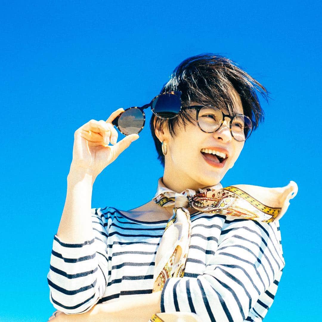 Zoff Officialのインスタグラム：「Zoff NIGHT & DAY by Zoff SMART/ ZJ191G07_49E1 Model @sinobu_uta マグネットで簡単にサングラスレンズが付け替え可能な2wayメガネは、これからの時期に大活躍の1本。 昼も夜も、どんなシーンでも、快適に過ごせること間違いなし。 #Zoff #FASHION #eyewearstyle #メガネ #ゾフ女子 #Zoffコーデ #二子玉川 #東京 #tokyo」