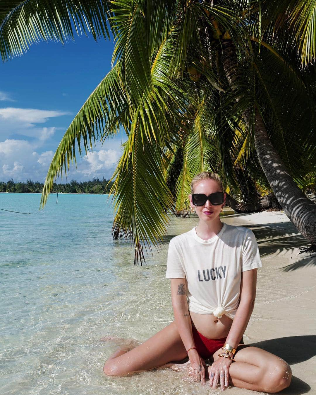 キアラ・フェラーニさんのインスタグラム写真 - (キアラ・フェラーニInstagram)「A slideshow of some of my “solo” pics, including the one of me diving naked in the sea for the last Polynesian bath 🤣」5月1日 16時36分 - chiaraferragni