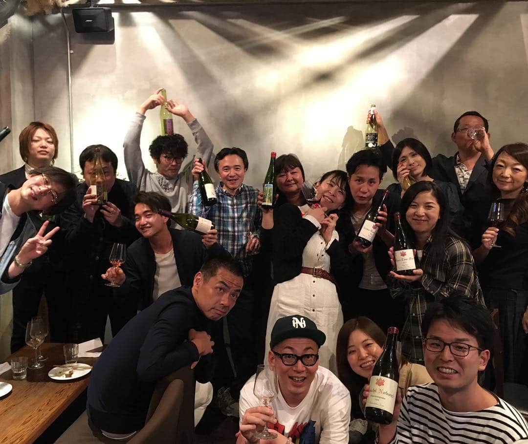 ひぐち君さんのインスタグラム写真 - (ひぐち君Instagram)「平成最後の「ひぐち君の日本ワイン会」のテーマは「北海道」でした🍷 皆さまのおかげで、同じ地区の畑、同じ畑で生産者違い、垂直など、ピノ10種の飲み比べもやらせていただきました。 次回、令和最初のオフ会は、5月25日(土)です。 #ひぐち君の日本ワイン会 https://lounge.dmm.com/detail/1486/ 1 モンペ 2018 #ドメーヌモン 余市町 2 くまコーラ #さっぽろ藤野ワイナリー 札幌市 3 クリサワブラン 2011 #ナカザワヴィンヤード 岩見沢市 4 NORA Blanc 2017 #農楽蔵 函館市 5 Tomo Blanc K 2016 #ドメーヌアツシスズキ 余市町 6 ヒノデダンケ BLANC d n 2017 #千葉ヴィンヤード 岩見沢市 7 タプコプ ピノノワール 2017 #KONDOヴィンヤード 三笠市 8 ピノノワール 2016 #TAKIZAWAWINERY 三笠市 9 ヴィーニュ シャンタント ピノノワール 2016 #宮本ヴィンヤード 三笠市 10 ピノノワール 2017 #イレンカ 岩見沢市 11 ピノノワール KIMURA VINEYARD Private Reserve 2015 #北海道中央葡萄酒 (千歳ワイナリー) 千歳市 12 こことあるシリーズ ピノノワール 2016 木村農園 #10R 岩見沢市 13 ナナツモリ 2014 14 ナナツモリ 2015 #ドメーヌタカヒコ 余市町 15 ピノノワール 2012 #奥尻ワイナリー 奥尻町 16 NORA Rouge ZERO 2012 農楽蔵 17 Tomo Rouge 2016 18 Tomo Rouge 2017 ドメーヌアツシスズキ 19 ヨイチ ノボリ パストゥグラン 2010 ドメーヌタカヒコ 20 MIKINOHOTORI ROUGE 2017 さっぽろ藤野ワイナリー 21 QVEVRI 甕ヤマブドウ 2016 さっぽろ藤野ワイナリー 22 ヲソキナイノルビー 2016 #宇都宮ヴィンヤード 浦臼町 23 タイヤマン ロゼ FJS ツヴァイ 2016 10R 24 小公子 2016 #森臥 名寄市 25 羆の晩酌 2017 #富良野市ぶどう果樹研究所/ふらのワイン 富良野市 26 モンガク谷 2017 #モンガク谷ワイナリー 余市町 #日本ワイン 🇯🇵 #日本ワイン会 🍷 #japanesewine #vinjaponais  #wineexpert  #tokyo」5月1日 16時55分 - higehiguchi
