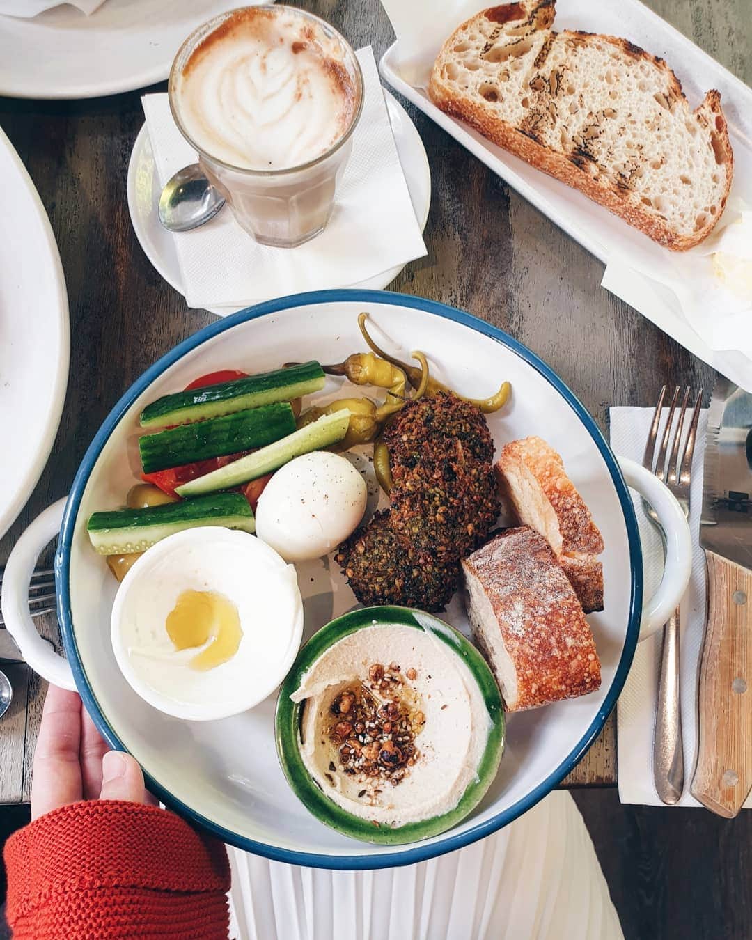 Erinaさんのインスタグラム写真 - (ErinaInstagram)「. . "Falafel for brekfast" is the perfect way to start morning.. 🥗☕. . Thier falafel is amazing 😋. . . #Sydney #sydneyfoodies#sydneyeats #sydneyfood #australia #cafe #healthy #breakfastinsydney #breakfast #シドニー生活 #シドニー#オーストラリア#メルボルン#カフェ」5月1日 16時47分 - eliseaki
