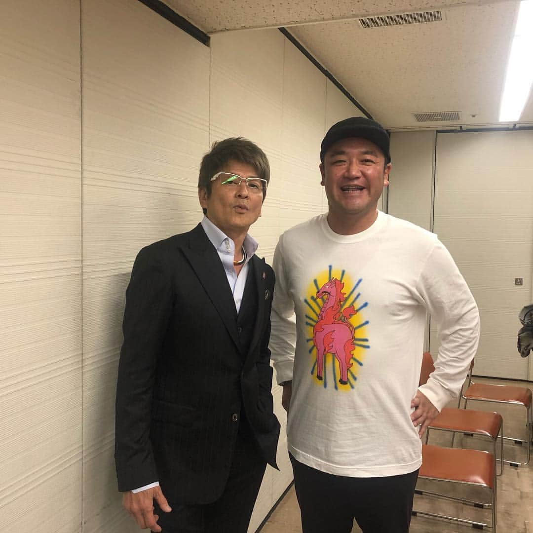 たむらけんじさんのインスタグラム写真 - (たむらけんじInstagram)「大阪プロレス20周年記念大会に呼んでもらいまして会長にお祝いの花束を渡す大役を仰せつかりました。 哀川翔さんと天国から駆けつけたマイケルジャクソン（笑）ともご一緒させてもらいます。  #たむけん #大阪プロレス」5月1日 16時56分 - tamuradojou