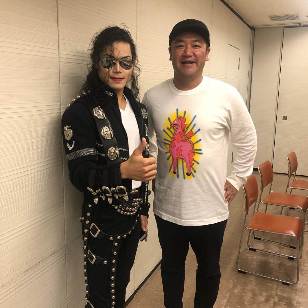 たむらけんじさんのインスタグラム写真 - (たむらけんじInstagram)「大阪プロレス20周年記念大会に呼んでもらいまして会長にお祝いの花束を渡す大役を仰せつかりました。 哀川翔さんと天国から駆けつけたマイケルジャクソン（笑）ともご一緒させてもらいます。  #たむけん #大阪プロレス」5月1日 16時56分 - tamuradojou