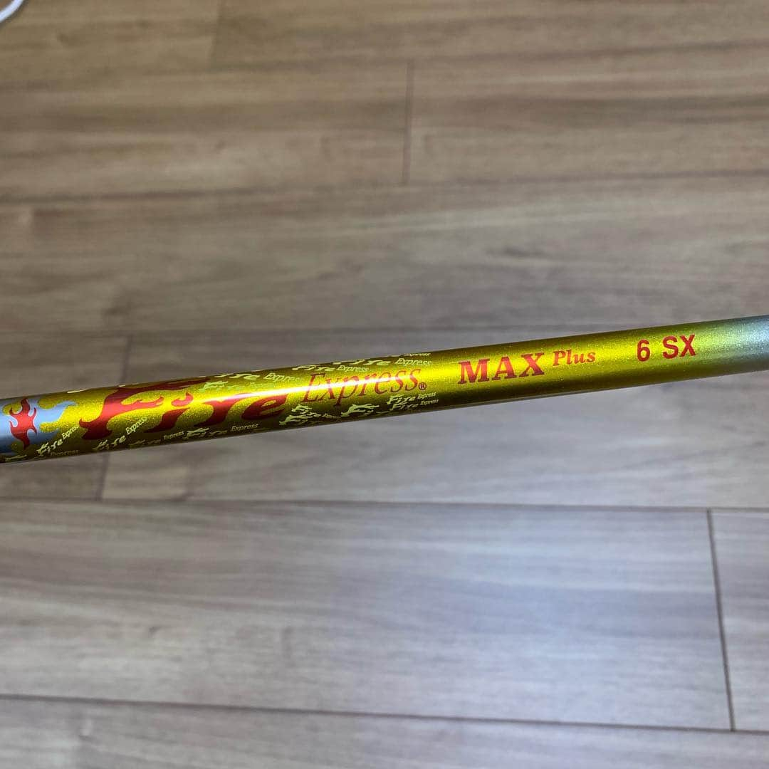 吉原宏太さんのインスタグラム写真 - (吉原宏太Instagram)「新しいアイテムが届いた！🏌️‍♂️ PINGのドライバー打ってめちゃくちゃ良かったから(*´艸`) カスタムシャフトはヤンチャな感じが良いね。٩꒰⍢ ꒱۶⁼³₌₃  初芝橋本高校サッカー部の先輩が譲ってくれました。ʕ•ٹ•ʔ  #ping  #g400  #カスタムシャフト #fireexpress  #ゴルフ #令和関係ない #なんかタグ付けしよ思ったけど #令和もゴルフ楽しみます」5月1日 16時52分 - kotayoshihara