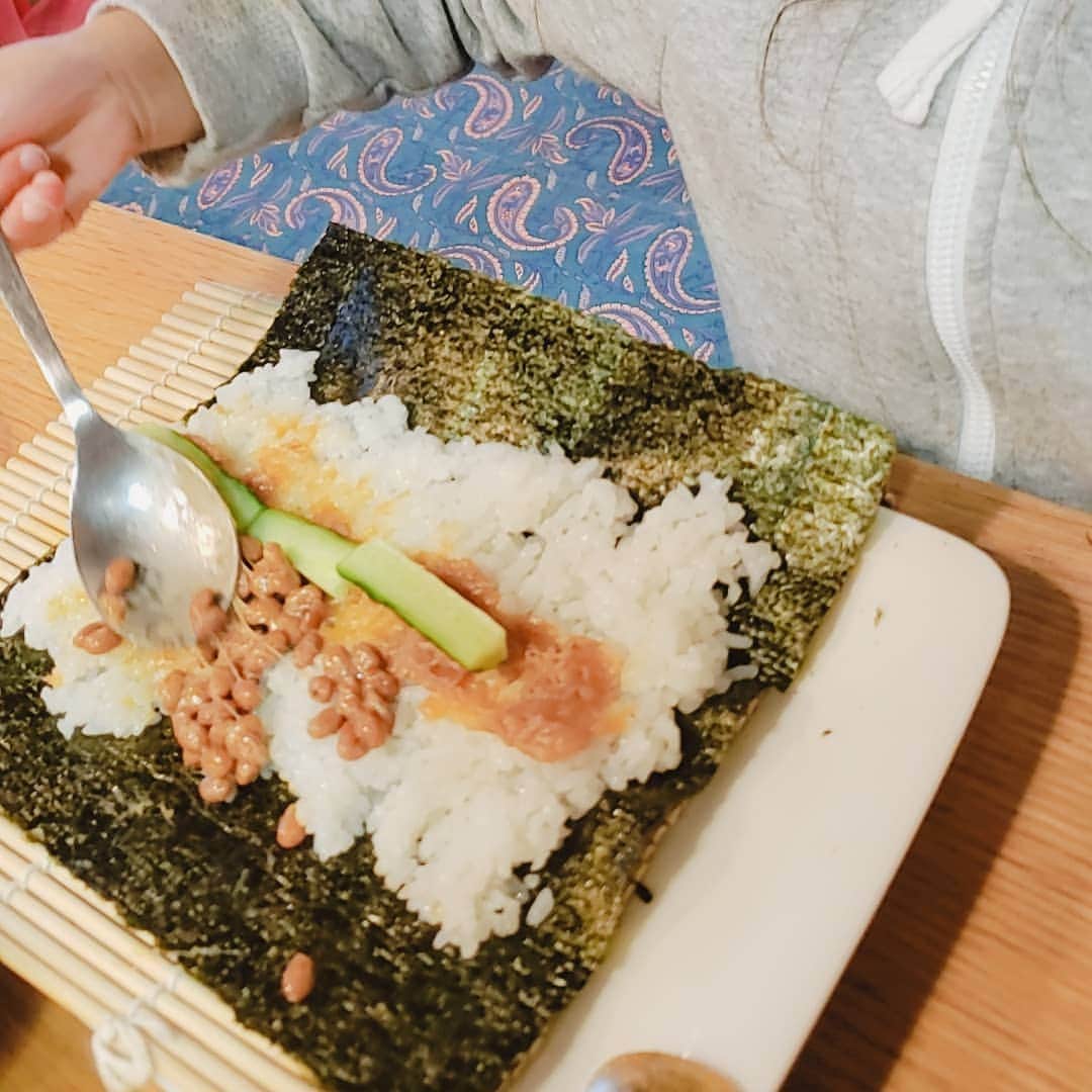 山田優さんのインスタグラム写真 - (山田優Instagram)「斬新な手巻き寿司！  自分で作るの楽しいよね～。 ウキウキです。  #細巻きになってる #手巻き寿司」5月1日 16時52分 - yu_yamada_