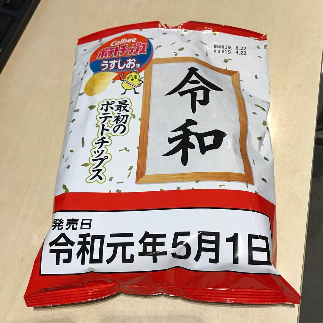 黒塚まやさんのインスタグラム写真 - (黒塚まやInstagram)「令和初日はお仕事でした！ 即位の日にそのニュースを伝えられるなんて、アナウンサー冥利につきます‼︎ #アナウンサー #ニュース #令和 #jwave  #早速 令和差し入れ #令和tシャツ  のサッシャさん見切れててごめんなさい🙏」5月1日 16時53分 - maya.k0914