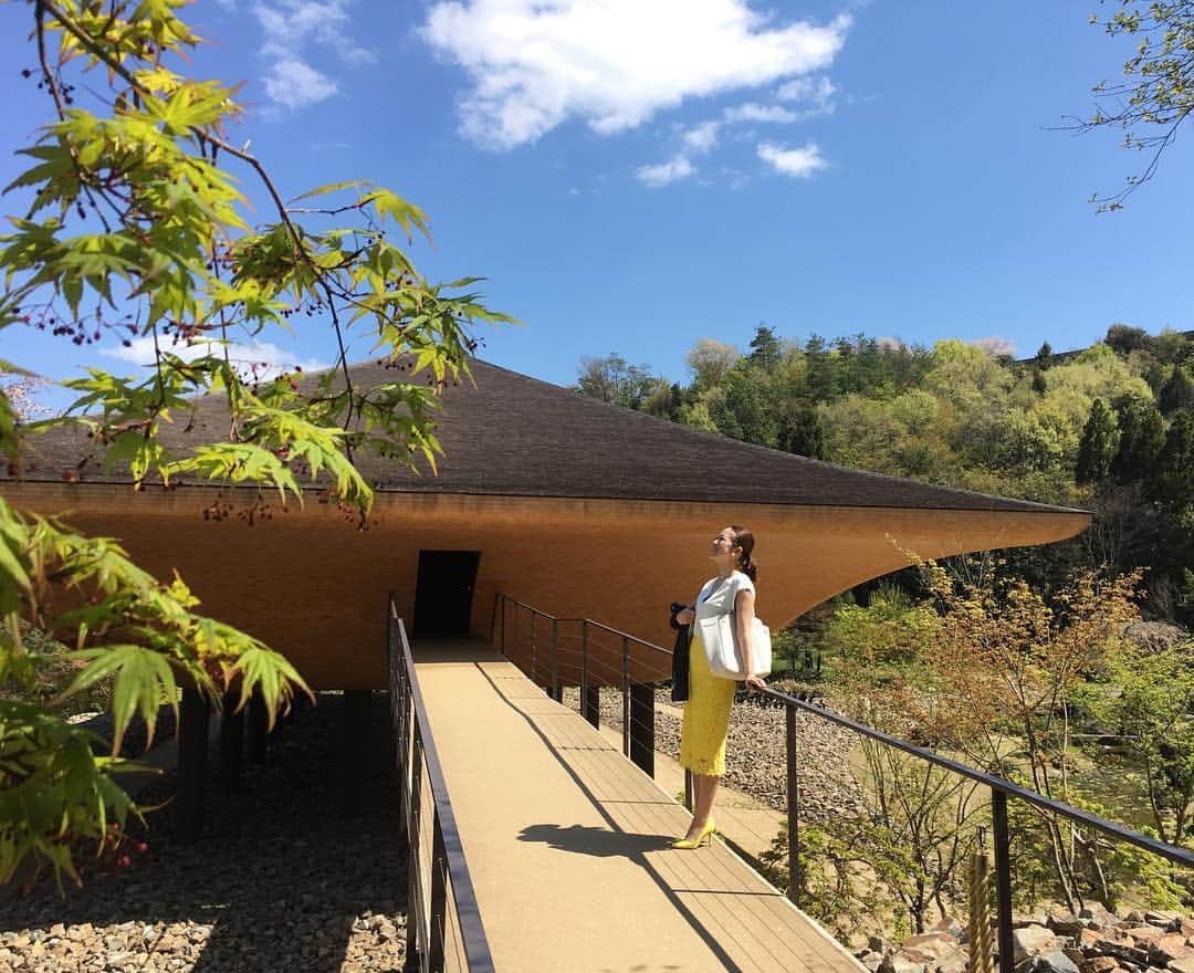 沢瀉美緒さんのインスタグラム写真 - (沢瀉美緒Instagram)「※ Zen museum and gardens ✨ . 禅と庭のミュージアムへ✨ . 広大な敷地の中に佇む お寺と、ミュージアム。 . 異空間に迷い込んだようでした。 . 令和のスタート、新しい天皇陛下のお言葉 両陛下の表情が、新緑に美しかったですね🍃 . . #名和晃平 #nawakohei #禅と庭のミュージアム #せとうち #zen #禅 #神勝寺 #travelmio」5月1日 16時55分 - mio_omodaka