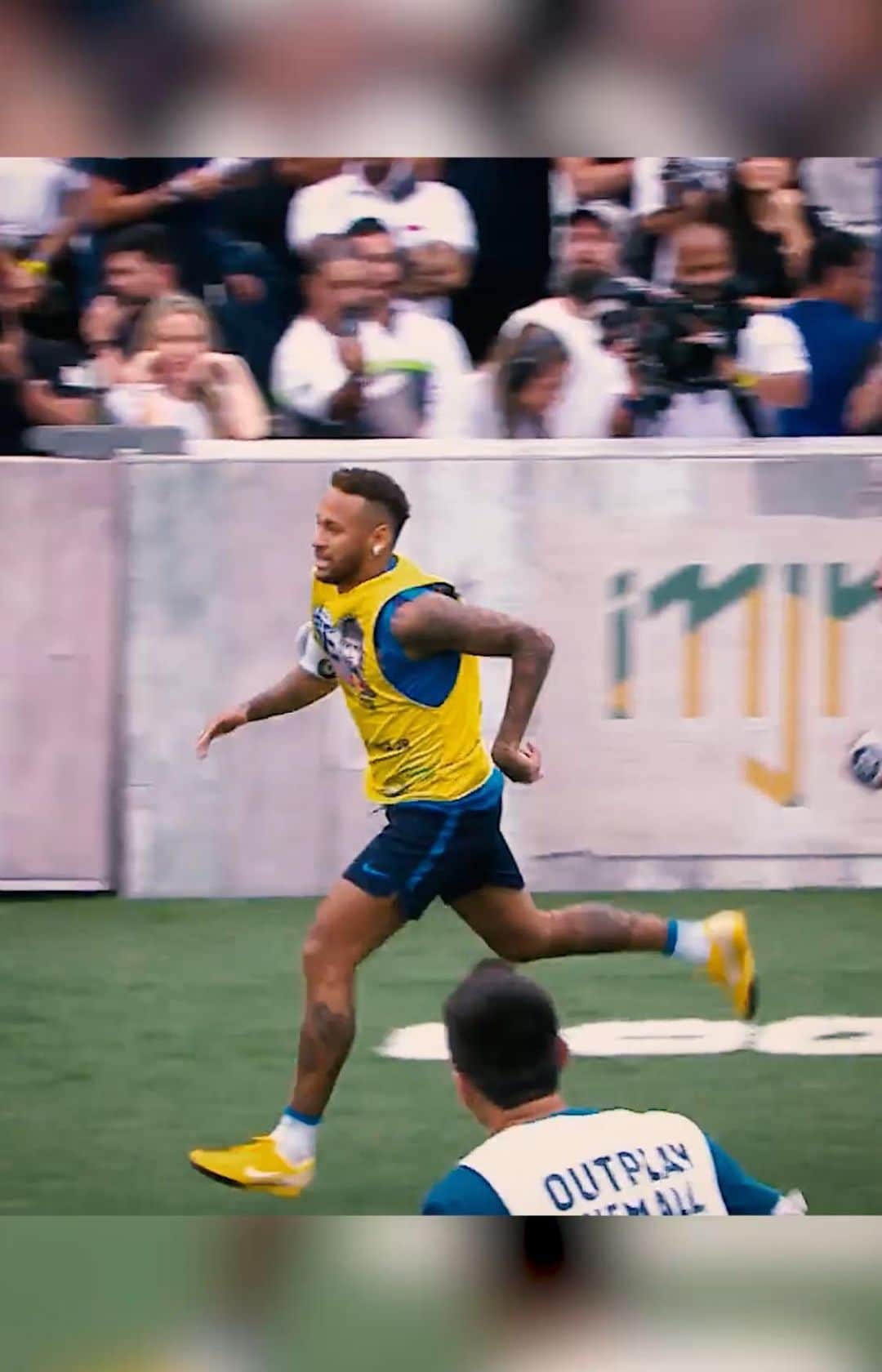 のインスタグラム：「Need a golden ticket to play at the @redbullneymarjrsfive World Final 2019 in Brazil? Show us your best #outplaythemall moment and join Jr’s Global Five to compete for the world title. Our scouts jury will pick the six winners before @neymarjr personally selects the last wild card. Use #outplaythemall and tag @redbullneymarjrsfive to enter the competition! #redbullneymarjrsfive #soccer #football #skills #neymarjr #redbull」