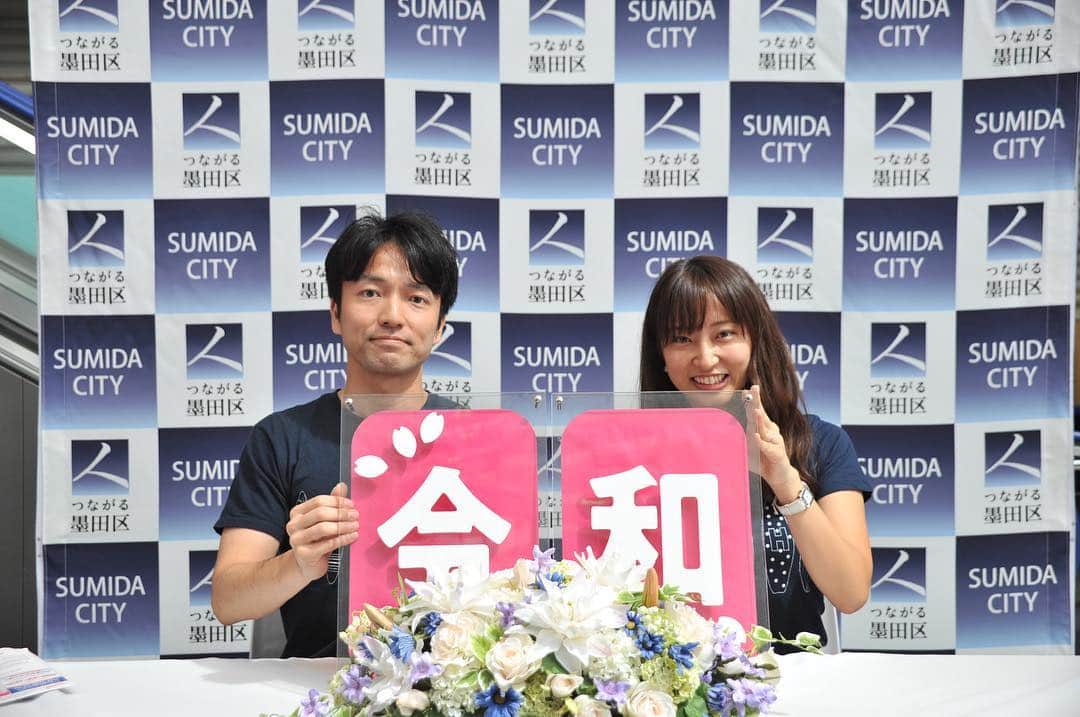 The Japan Timesさんのインスタグラム写真 - (The Japan TimesInstagram)「There were many events organized in connection the start of the Reiwa Era, marking the ascension of Emperor Naruhito to the Chrysanthemum Throne. One was a special photo booth set up at the Sumida Ward office where couples could commemorate their marriage registrations. One big event that wasn’t organized was a countdown to Reiwa at the famous intersection in front of Shibuya Station. Despite local police’s efforts to control crowds, hundreds of people showed up to celebrate the transition at midnight (Kazuaki Nagata photos. Mark Thompson @guchagucha video) . . . . . #japan #imperial #shibuyascramble #shibuya #emperor #reiwa #heisei #令和 #平成 #渋谷 #渋谷スクランブル交差点」5月1日 16時59分 - thejapantimes