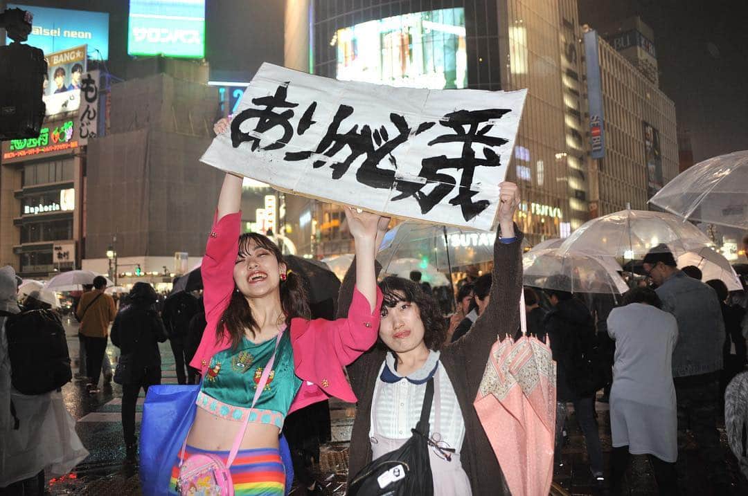 The Japan Timesさんのインスタグラム写真 - (The Japan TimesInstagram)「There were many events organized in connection the start of the Reiwa Era, marking the ascension of Emperor Naruhito to the Chrysanthemum Throne. One was a special photo booth set up at the Sumida Ward office where couples could commemorate their marriage registrations. One big event that wasn’t organized was a countdown to Reiwa at the famous intersection in front of Shibuya Station. Despite local police’s efforts to control crowds, hundreds of people showed up to celebrate the transition at midnight (Kazuaki Nagata photos. Mark Thompson @guchagucha video) . . . . . #japan #imperial #shibuyascramble #shibuya #emperor #reiwa #heisei #令和 #平成 #渋谷 #渋谷スクランブル交差点」5月1日 16時59分 - thejapantimes
