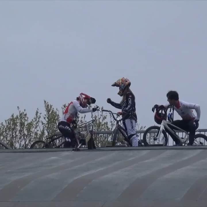 丹野夏波のインスタグラム：「First day of practice here in Papendal!! It was soo scary to jump first straight first lap riding on the track, but we sent it @skittles_bmx 😵😂 . パペンダルに移動して昨日から練習を始めています！ このコースは大きくて怖いけど好きなコースの１つ😍 . 🎥JCF」