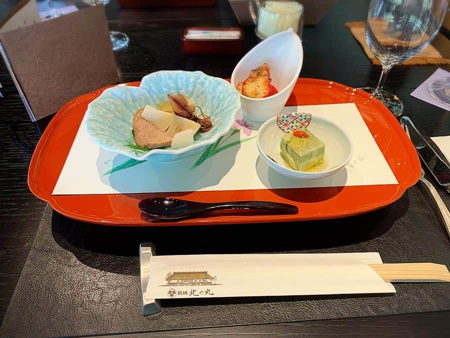 佐井祐里奈さんのインスタグラム写真 - (佐井祐里奈Instagram)「#遠州北の丸膳 ・旬菜取り合わせ ・引佐稚肉の沢煮椀仕立て ・北の丸名物 旬魚吐火羅造り ・遠州山海の幸道明寺蒸し ・食通の静岡牛背肉の若草焼き ・新牛蒡と鰻の炊き込みご飯 二の汁 香の物 ・北の丸冷菓 ハーブティー . 私はナマモノは全て我慢😋❤️接客もとても気持ちがよくてのんびりと良い時間を過ごせましたよ〜💕 何よりお庭がとっても綺麗だったの‼️次のpostでお庭の写真を載せますねっ❤️ . . . . . #yunnaログ #浜松グルメ #北の丸 #葛城北の丸 #落ち着いた空間 #のんびり空間 #非日常」5月1日 22時29分 - yunna_s31