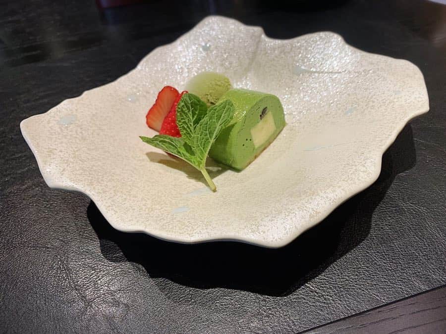 佐井祐里奈さんのインスタグラム写真 - (佐井祐里奈Instagram)「#遠州北の丸膳 ・旬菜取り合わせ ・引佐稚肉の沢煮椀仕立て ・北の丸名物 旬魚吐火羅造り ・遠州山海の幸道明寺蒸し ・食通の静岡牛背肉の若草焼き ・新牛蒡と鰻の炊き込みご飯 二の汁 香の物 ・北の丸冷菓 ハーブティー . 私はナマモノは全て我慢😋❤️接客もとても気持ちがよくてのんびりと良い時間を過ごせましたよ〜💕 何よりお庭がとっても綺麗だったの‼️次のpostでお庭の写真を載せますねっ❤️ . . . . . #yunnaログ #浜松グルメ #北の丸 #葛城北の丸 #落ち着いた空間 #のんびり空間 #非日常」5月1日 22時29分 - yunna_s31