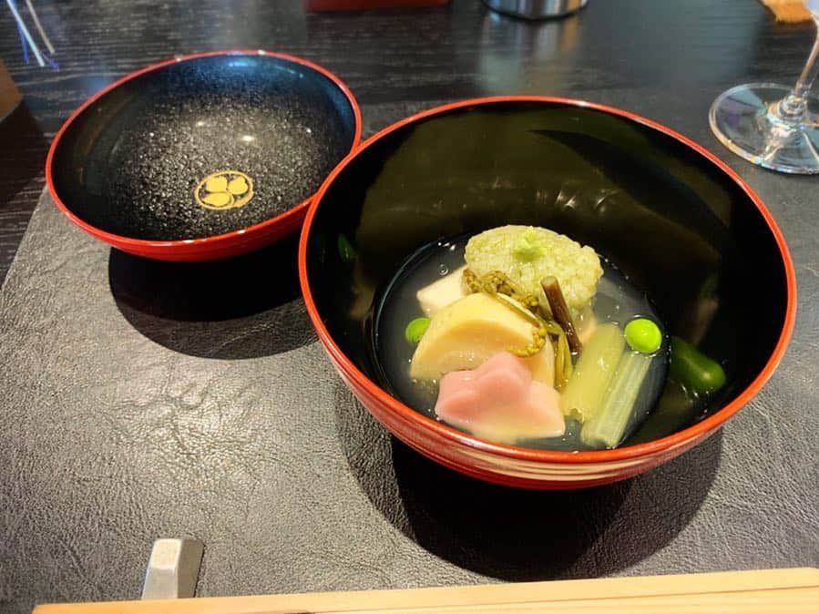 佐井祐里奈さんのインスタグラム写真 - (佐井祐里奈Instagram)「#遠州北の丸膳 ・旬菜取り合わせ ・引佐稚肉の沢煮椀仕立て ・北の丸名物 旬魚吐火羅造り ・遠州山海の幸道明寺蒸し ・食通の静岡牛背肉の若草焼き ・新牛蒡と鰻の炊き込みご飯 二の汁 香の物 ・北の丸冷菓 ハーブティー . 私はナマモノは全て我慢😋❤️接客もとても気持ちがよくてのんびりと良い時間を過ごせましたよ〜💕 何よりお庭がとっても綺麗だったの‼️次のpostでお庭の写真を載せますねっ❤️ . . . . . #yunnaログ #浜松グルメ #北の丸 #葛城北の丸 #落ち着いた空間 #のんびり空間 #非日常」5月1日 22時29分 - yunna_s31
