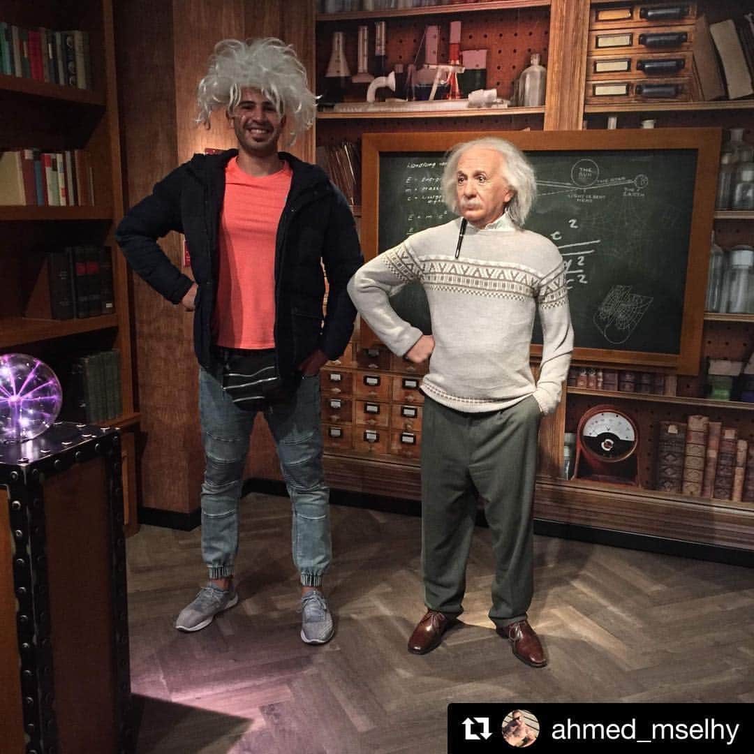 アルベルト・アインシュタインさんのインスタグラム写真 - (アルベルト・アインシュタインInstagram)「Ha! At Madame Tussauds in Istanbul #Repost @ahmed_mselhy ・・・ Einstein’s assistant 🤓  #physics」5月1日 22時29分 - alberteinstein