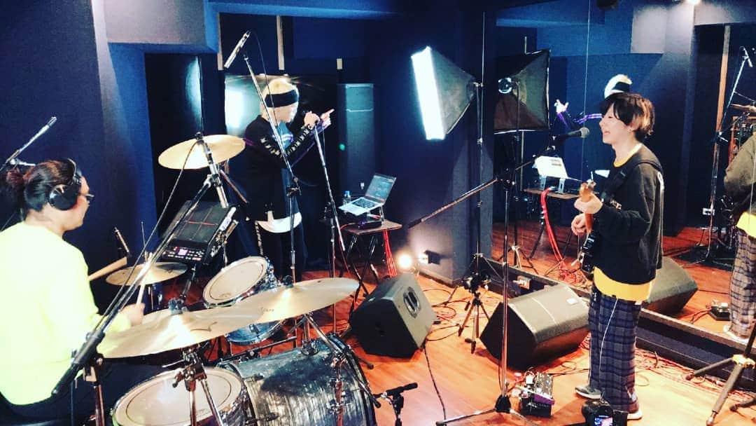 のインスタグラム：「令和最初の一日は配信ライブを終えて帰ってきて一眠りしたあと、ライブでは披露されているけれどまだ音源化してなかったアノ曲のデータ作り。  新しい試みのおかげでライブでやっている時とは様変わりした雰囲気に仕上がってます。  5月7日の3周年ライブで色々発表できると思います🙆  #Migimimisleeptight  #令和元年  #アノ曲 #🎸 #🌷🌷🌷」
