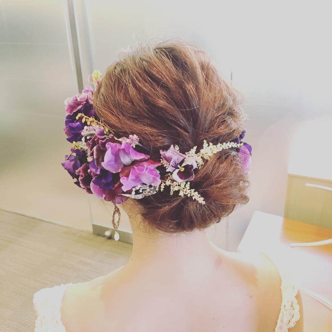 ウェディングプロデュース ラリアンスさんのインスタグラム写真 - (ウェディングプロデュース ラリアンスInstagram)「スタイリッシュにまとめたアップスタイル💐  お花を使ってスタイリッシュな大人の雰囲気に仕上げたスタイルです。 ティアラからヘアードチェンジでお花をつけると簡単にイメージチェンジができますのでオススメです☺️ . . . . wedding👰🌿 #神楽坂ウェディング #大人花嫁 #ブライダルヘアアレンジ  #芝大門店KADODE #レストランウェディング」5月1日 17時10分 - heart_tree_wedding