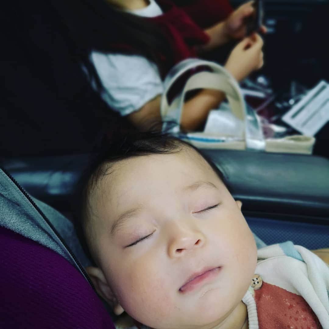 蛯原英里さんのインスタグラム写真 - (蛯原英里Instagram)「かむちゃんが生まれて家族4人で飛行機に乗るのは初めて✨ かむちゃんは寝てくれているからありがたい～😊 行ってきまーす✈️」5月1日 17時23分 - eriebihara