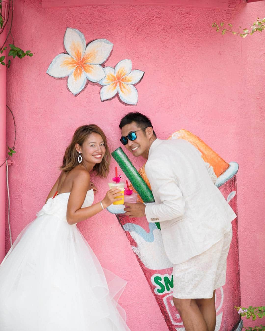 Photopla+（ フォトプラ ）さんのインスタグラム写真 - (Photopla+（ フォトプラ ）Instagram)「@photopla_weddingをフォローして、 『#フォトプラ花嫁』『#フォトプラ』の タグをつけて写真をUPしてみて･ﾟ｡ . —————————— . ピンクの壁をバックに すてきな笑顔＊* お二人にしか撮れないような アイディアの溢れた ウェディングフォトはいかがでしょうか？ . ＞＞＞ 『写真だけは残したい』方へ＊* Webから撮影予約できます⚐ @photopla_wedding . ——————————. . オシャレでイマドキな ウェディングフォト発信中♥ . 『#フォトプラ花嫁』『#フォトプラ』の タグをつけて写真をUPしてみて･ﾟ｡ フォトプラのIGでリグラムされるかも♪♪ . #結婚式 #結婚式準備 #プレ花嫁  #卒花 #前撮り #ロケフォト #日本中のプレ花嫁さんと繋がりたい #プラコレ　#ウェディングニュース #ベストアニバーサリー #wedding #2019春婚  #2019夏婚 #2019秋婚  #ウェディングレポ #婚約 #婚約中  #ロケーションフォト  #photopla #ウエディングフォト  #アイディアフォト#リゾートウェディング #ピンク壁」5月1日 17時15分 - photopla_wedding