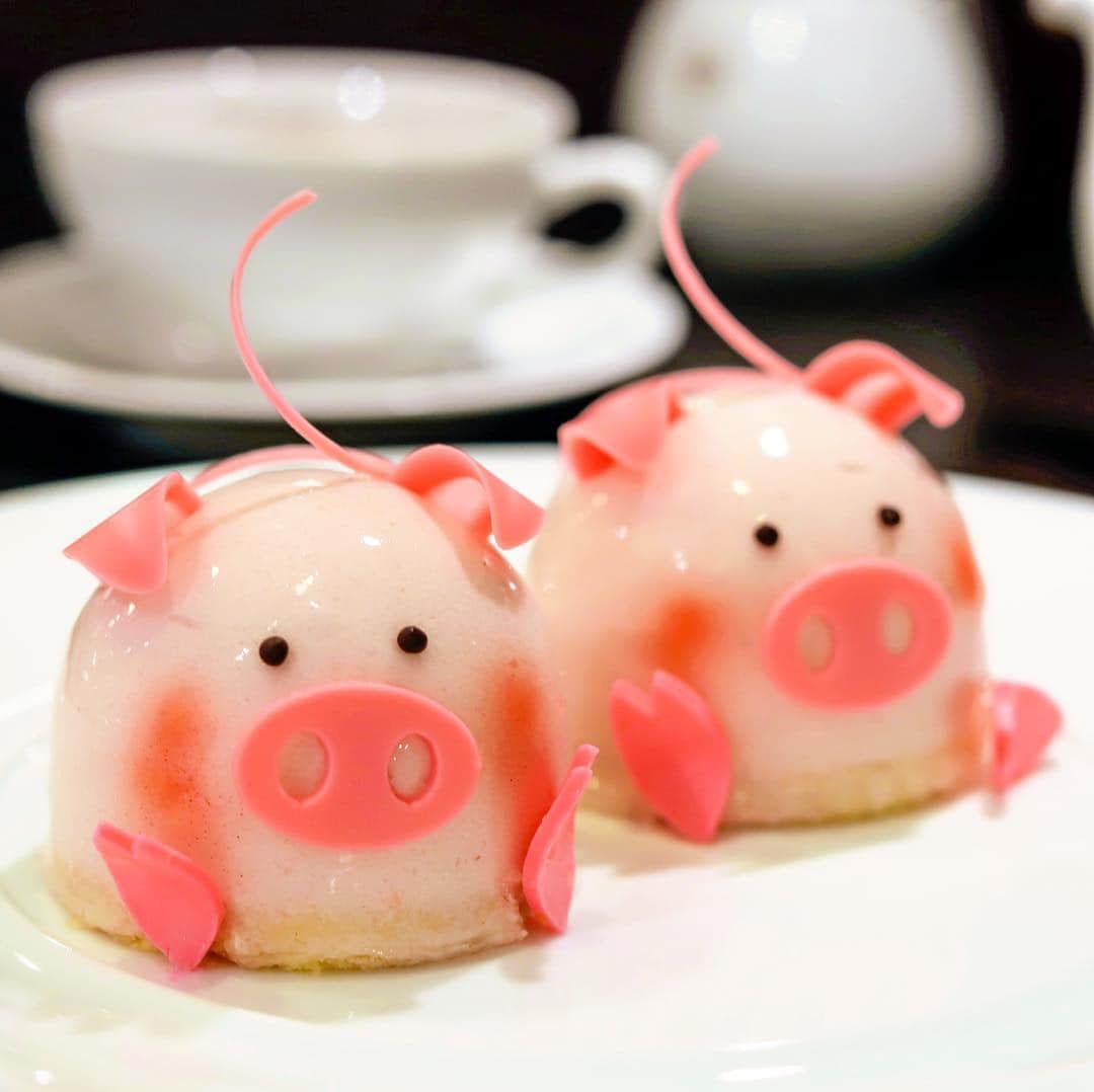 きょん。さんのインスタグラム写真 - (きょん。Instagram)「. .  POIRE  @poire.jp  幸せの運び方を 知っている poireの住人 piggyちゃんが お戻りになられた🐷  二匹 呼吸を合わせて 令和を歓迎。  #poire#sweets#osaka#pig」5月1日 17時35分 - kyon_tokiiro