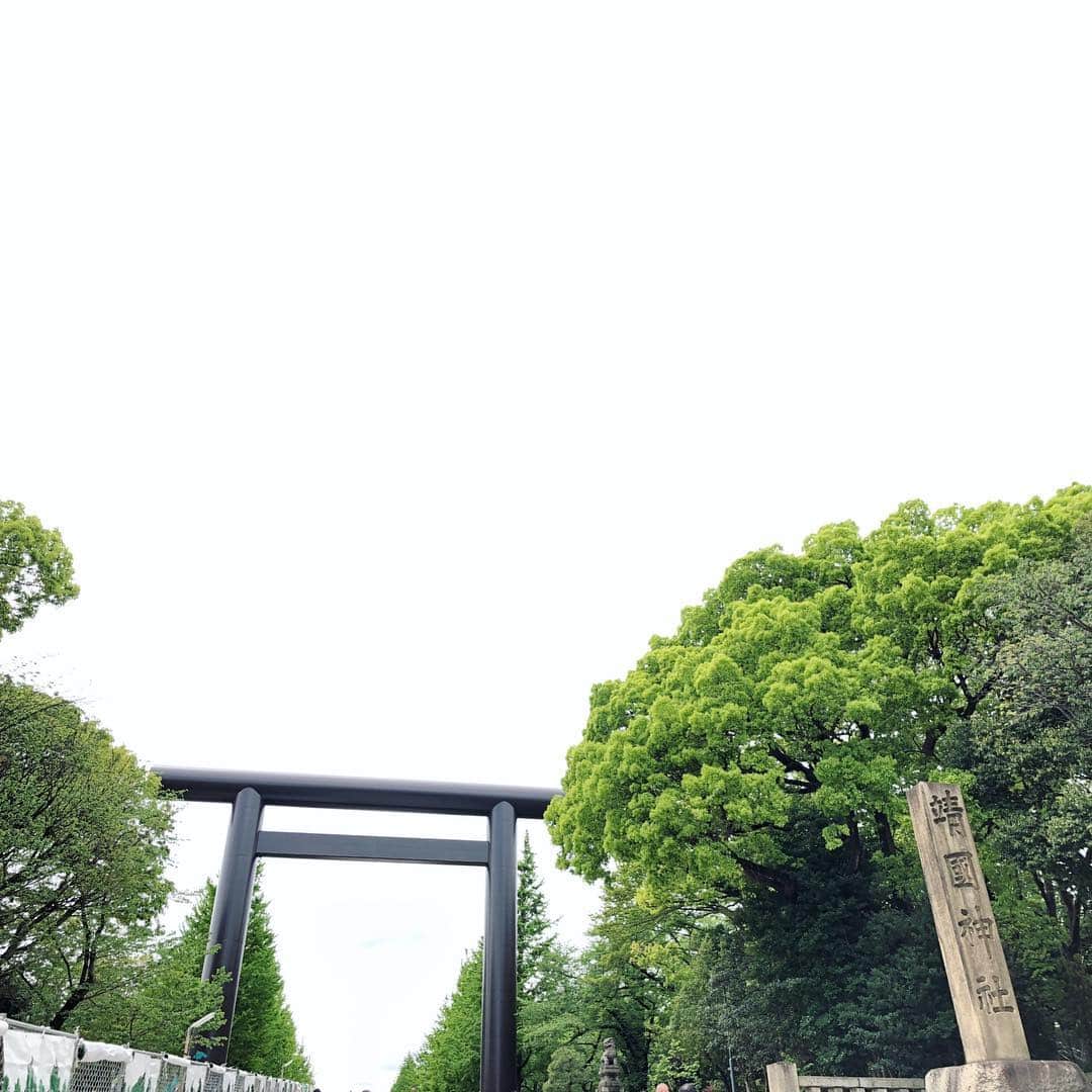 Megumiさんのインスタグラム写真 - (MegumiInstagram)「令和元年5月1日の御朱印をもらうべく 東京都内の神社へ行ってみました。  どの神社も人が多かった❗️ 御朱印をもらうのに何時間も待たないといけない感じでした。  そんな中、靖國神社で御朱印をいただくことができました。  #令和元年 #令和 #御朱印 #靖國神社」5月1日 17時49分 - paix2megumi