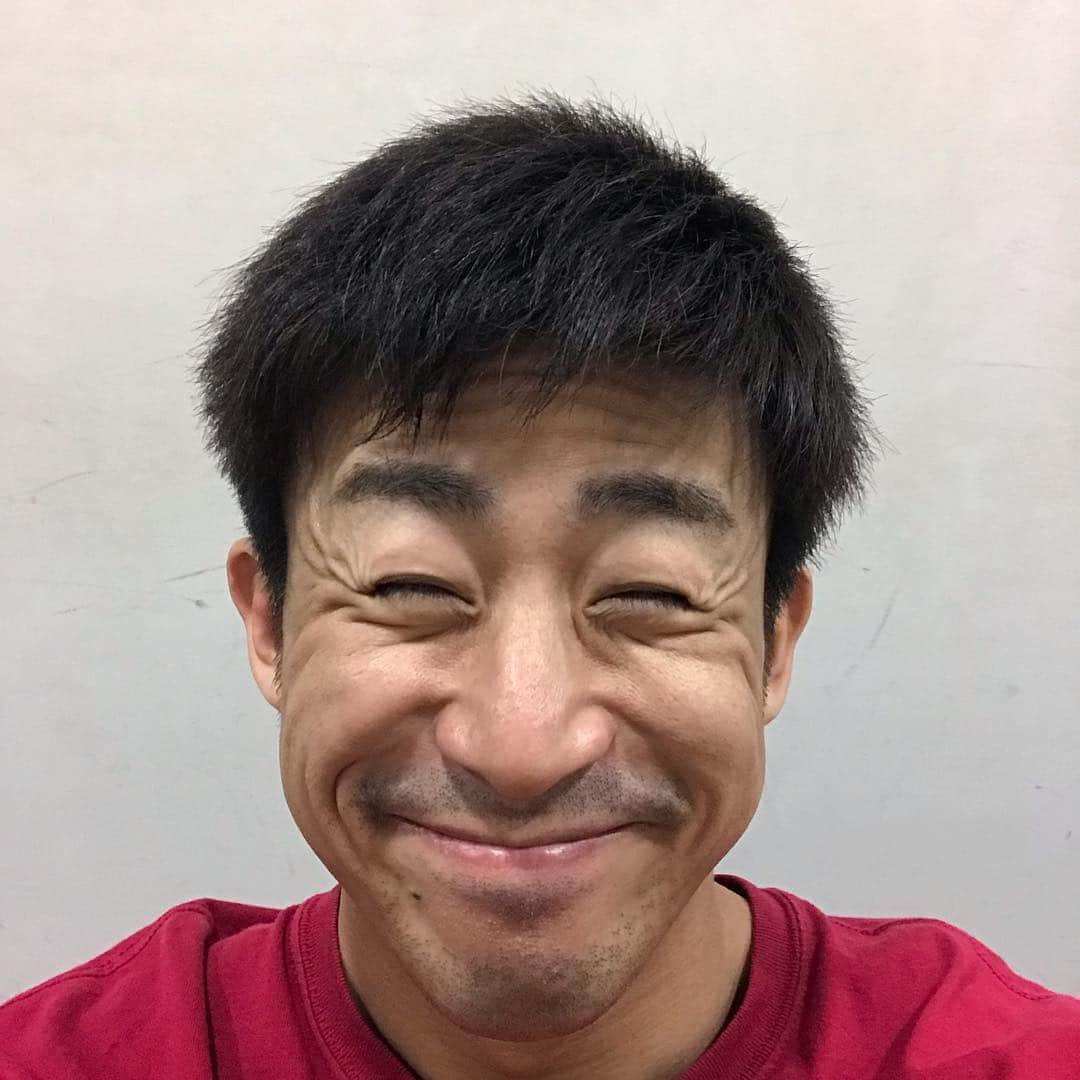 菊地浩輔さんのインスタグラム写真 - (菊地浩輔Instagram)「令和元年！  令和初散髪で令和初半パン！ サッパリ頭で明日からはお芝居本番！  舞台設営していただいてます！！ 気合い入れて頑張るぞ！  劇団クラゲ荘 「才能の無いぼくら」 @新宿村LIVE 5月 2日18:30〜 3日13:30〜/18:30〜 4日13:30〜/18:30〜 5日13:30〜/18:30〜 6日12:00〜/17:00〜 前売¥5,500 当日¥6,000 まだまだ置きチケも承ってます！！ コメントかメールでの問い合わせで受け付けます！ 宜しくどうぞ！！ #新元号 #令和元年 #ヘアサロン #attic  #いつもありがとうございます！」5月1日 17時43分 - okikusaaan