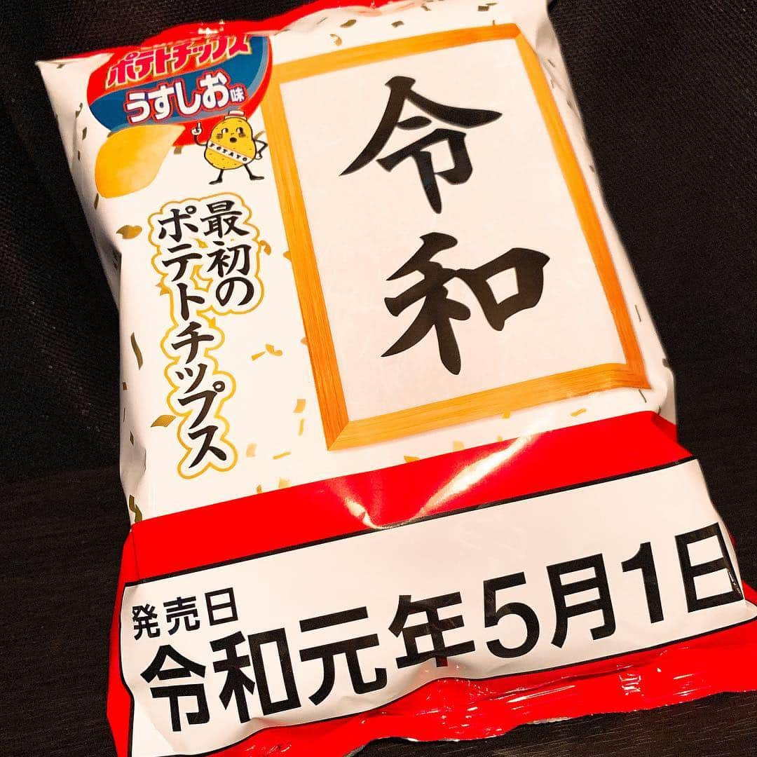 JULIANさんのインスタグラム写真 - (JULIANInstagram)「HELLO！REIWA☆ I hope “Reiwa” will be a good era for everyone. #神戸 #20190501 #令和 #令和元年 #新時代 #REIWA #0501 #5月1日 #令和初日 #新元号 #新元号最初のポテトチップス #新発売 #数量限定 #限定 #カルビー #calbee  #ポテトチップス #ポテチ #お菓子 #おやつ #ローソン #ローソン限定 #コンビニ #potetochips #japanesesnacks  #インスタグラマー #インフルエンサー #インスタ映え #フォトジェニック」5月1日 17時46分 - julian_official_jp