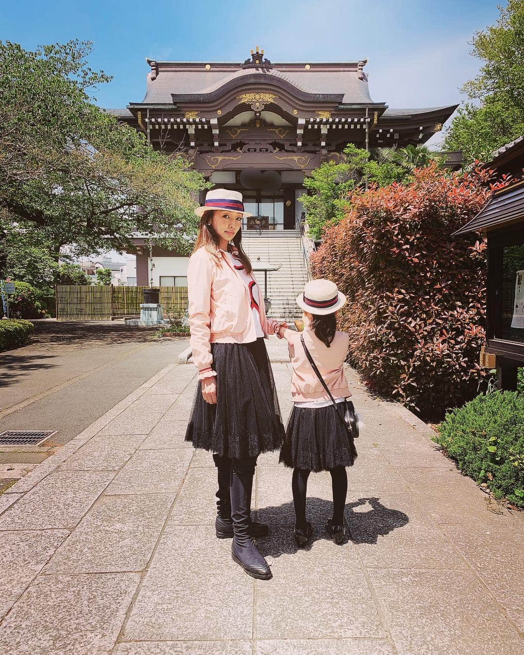 神田うのさんのインスタグラム写真 - (神田うのInstagram)「令和元年は菩提寺（ぼだいじ）へ御墓参りに行って参りました☺️ 家族で気持ち良く令和を迎える事が出来ました❤️ #娘 が#何やら下を向いて撮影しているから何してるのかな❓と思っていたら#自分の影 を#撮影していました  #令和#令和元年#家族で#菩提寺#お墓参り#母娘#お揃いコーデ#お揃いファッション#リンクコーデ#親子コーデ#親子リンクコーデ#神田うの#unokanda」5月1日 17時47分 - unokandaofficial