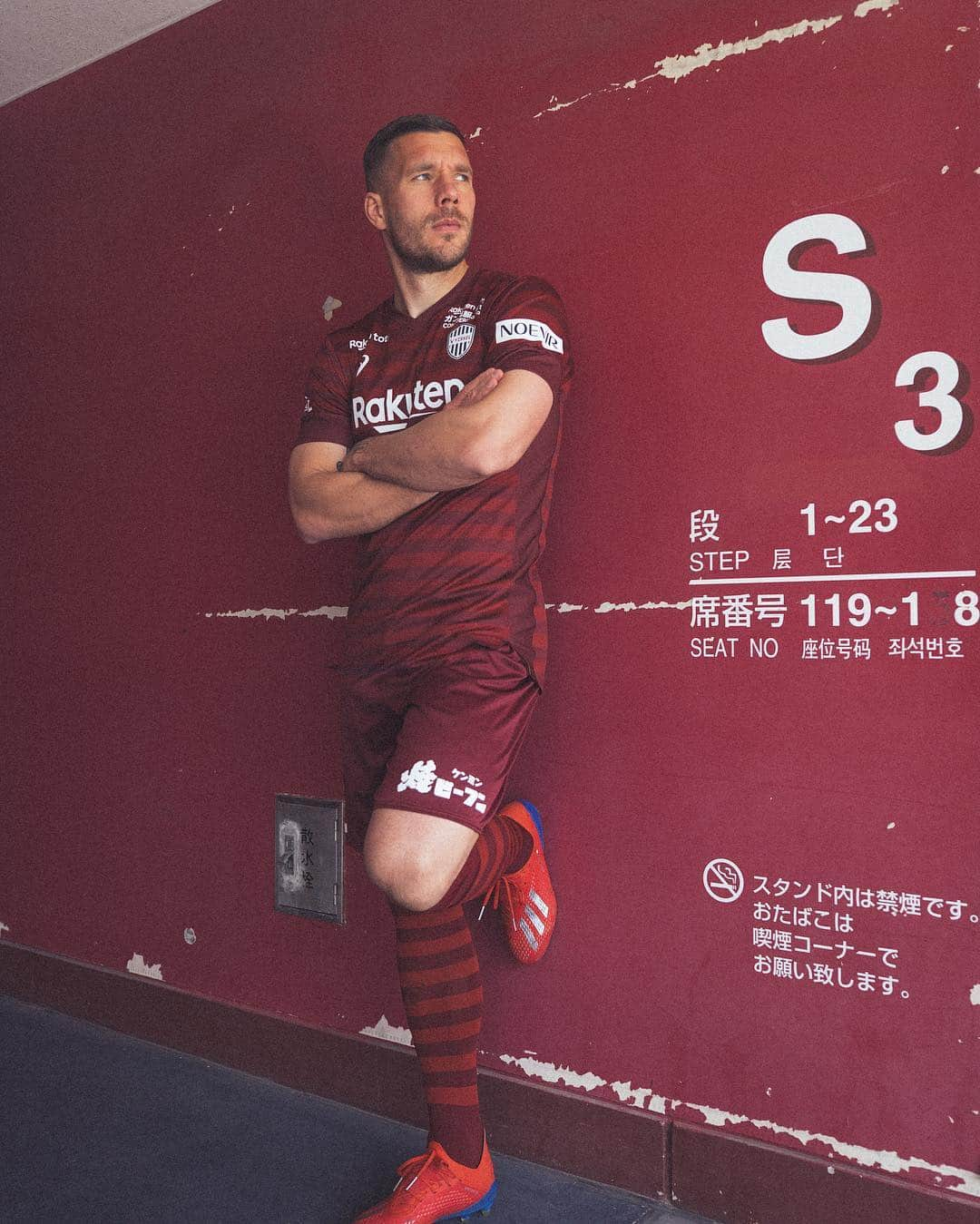 ルーカス・ポドルスキさんのインスタグラム写真 - (ルーカス・ポドルスキInstagram)「Ⓢ③ - whether in Kobe, in Köln or anywhere else! #support #aroundtheworld #poldi 💯💪🏻」5月1日 17時48分 - lukaspodolski