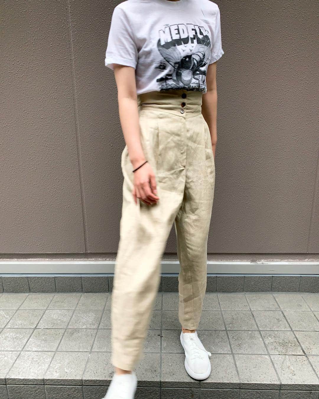 のインスタグラム：「80's Jim Phillips 'MED FLY' ¥6250+tax . LINEN hi waist PANTS ¥4000+tax . 通販も可能です。 お問い合わせはお電話で承ります。 . #お問い合わせはお電話で承ります #jammru #osaka  #fashion  #streetstyle  #streetfashion  #vtg  #vintage  #used  #usedclothing  #古着 #古着屋 #ファッション #70s #80s #90s #vintagetshirts#vintagetee#tshirts#tee#jimphillips #jammru_ladies」