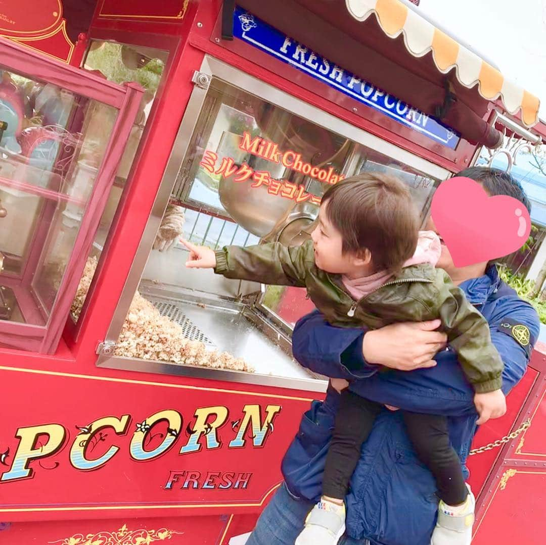 桜井未来さんのインスタグラム写真 - (桜井未来Instagram)「甘ーい香りに誘われて（笑） ポックコーンカーに釘付け😂🍫 ・ ・ ・ #ディズニー #ディズニーランド #disney #disneyland #ミッキー #ミッキーマウス #mickey #mickeymouse #イースター #ディズニーイースター #easter #お出かけ #ママ #baby #ママ友募集 #赤ちゃんのいる生活 #ママサークル #ママイベント #ママ会 #都内ママ #ベビスタグラム #mamagirl #ベビフル #コドモダカラ #コドモノ #ママリ #親バカ部 #新米ママ東京部」5月1日 17時50分 - miki.sakurai0214