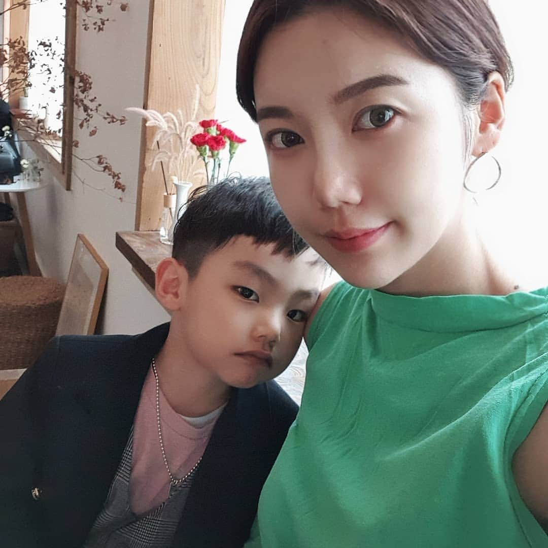 PORINさんのインスタグラム写真 - (PORINInstagram)「원복만입히면 사람들이 이쁘게입혔다며... 엄마가센스있다고 칭찬해주신다.. 이제 원복이라고 말안해야지😐  #유치원교복짱#아들스타그램#엄마랑아들 #훈남#김시코#6살형아#원복#패피#애스타그램 #30살차이#럽스타그램#데이트#서면카페#전리단길#근로자의날#5월1일#벌써5월#사랑해」5月1日 17時57分 - pppori