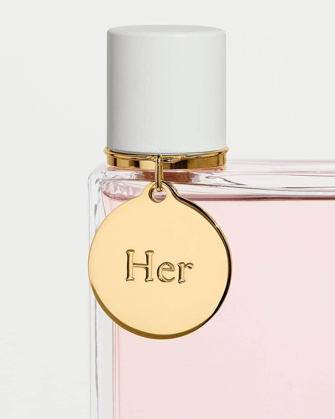 Burberryさんのインスタグラム写真 - (BurberryInstagram)「Her Blossom – a new fragrance . Personalise your bottle with a delicate gold charm . #BurberryBeauty #BurberryHerBlossom #BurberryHer」5月1日 18時00分 - burberry