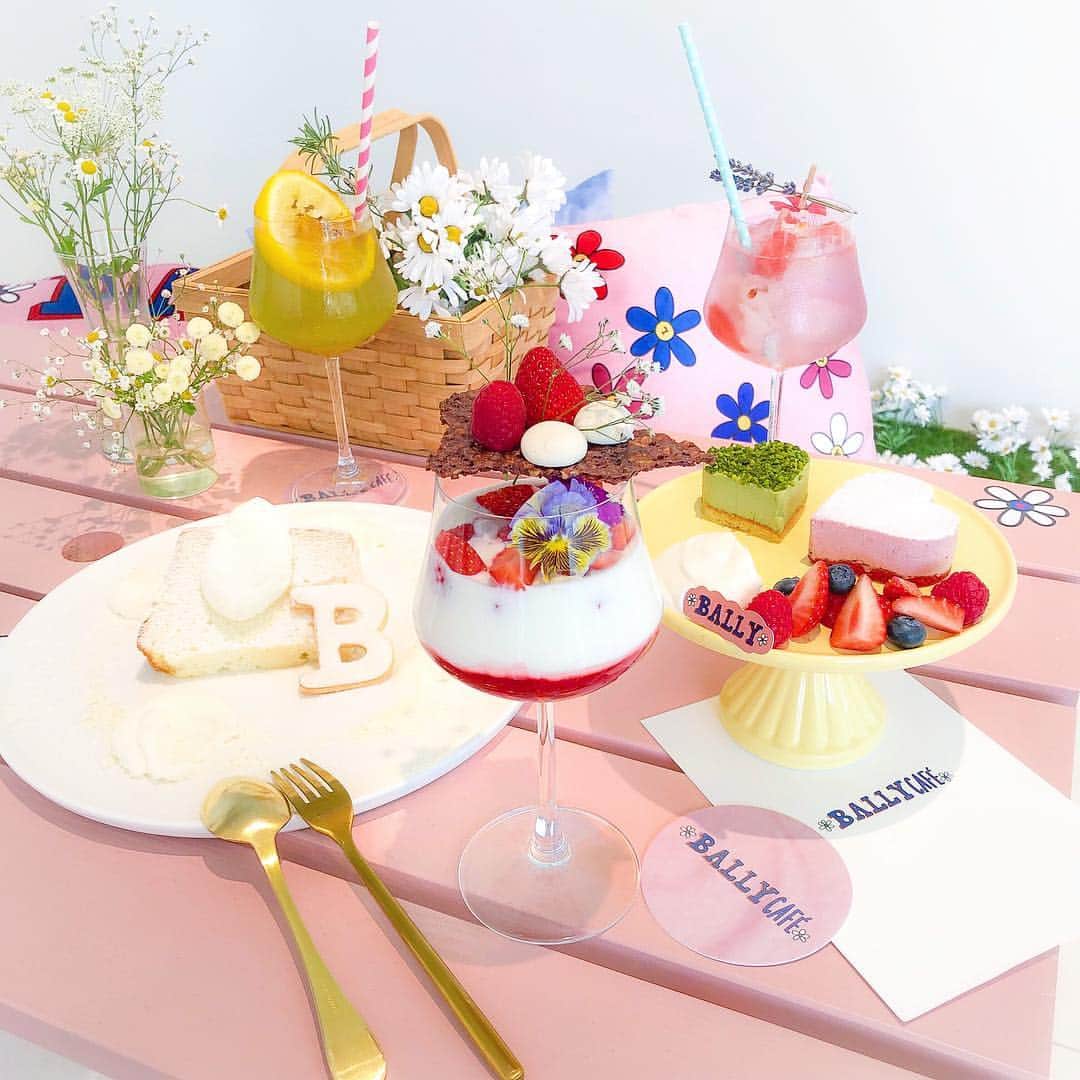 tomomi ❤︎ よしはしともみ ❤︎さんのインスタグラム写真 - (tomomi ❤︎ よしはしともみ ❤︎Instagram)「. . 🌼 銀座 Bally Cafe 🌼 . 6/30までの青山テルマさんとのコラボカフェ👒💕 今回のコラボコレクションもカラフル🌈で可愛いし カフェもめちゃフォトジェニック💎 . ☑︎春の彩のグラスミューズリー ☑︎ベリーとピスタチオのムース ☑︎ココナッツホワイトシフォンケーキ をオーダーしました👱🏻‍♀️🌻 . ピンクのベンチの席が可愛いからオススメ👙 GWなのに店内とっても空いてて居心地◎ . #bally #ballycafe #ginza #ginzacafe #tokyocafe #pinkcafe #parfait #バリー #バリーカフェ #青山テルマ #ピンクカフェ #東京カフェ #銀座カフェ #有楽町カフェ #コラボカフェ #パフェ #いちごパフェ #シフォンケーキ #カフェ #フォトジェニック #フォトジェニックスポット #デイジー #카페 #핑크카페  #도쿄카페 #일본카페 #긴자 #긴자카페 #배리」5月1日 18時11分 - tomomi_yoshihashi