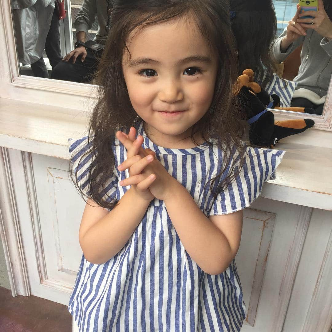 石津大介さんのインスタグラム写真 - (石津大介Instagram)「令和初日  愛絆の4歳のℋᵅᵖᵖᵞ ℬⁱʳᵗᑋᵈᵃᵞ🎂🎉 おしゃべりが好きで、おままごとや戦隊ヒーローごっこも大好き😊❤️ なぜか、冷蔵庫を欲しがってて氷が出てくるしっかりしたもの見つけれて良かった❤️大喜びです🙌🏻♥ そして、髪の毛も初カットしてきました🙋‍♀️❤️ さらに可愛くなりました🐒❤️ うまれてきてくれてありがとう☺️❤️ #お誕生日#4歳#成長記録#アビスパ福岡#石津大介#可愛い娘#女の子#親バカ#親バカ部」5月1日 18時24分 - aina.2632