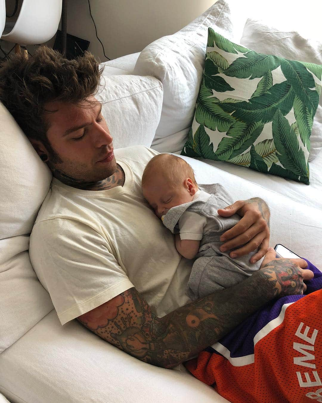 フェデスさんのインスタグラム写真 - (フェデスInstagram)「𝒜 𝓎𝑒𝒶𝓇 𝒶𝑔𝑜 ♥」5月1日 18時17分 - fedez