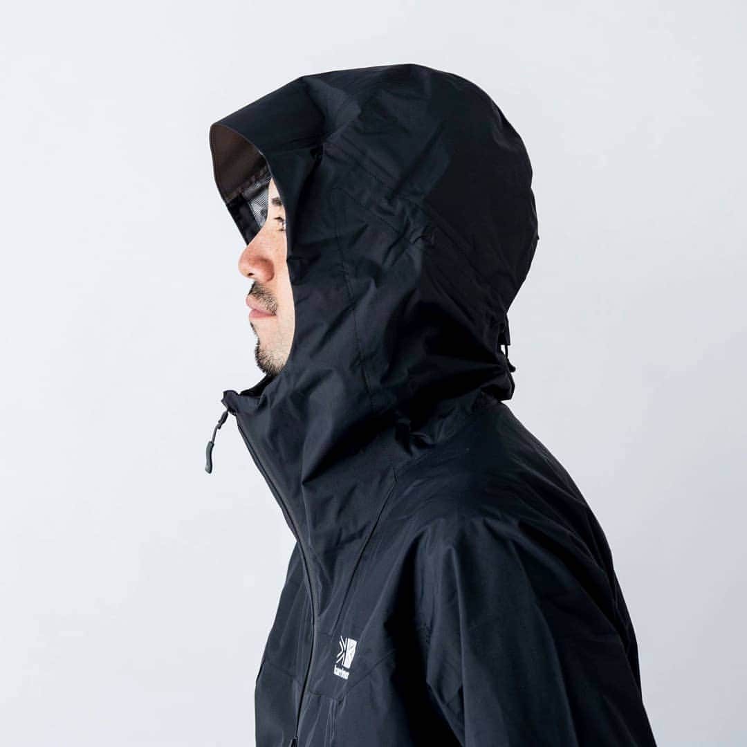SUNDAY MOUNTAINさんのインスタグラム写真 - (SUNDAY MOUNTAINInstagram)「phantom jacket / #karrimor color / ブラック、インディゴ  size / M  身長 / 174cm  普段着用サイズ / M  動きやすい高機能レインジャケット。防水の生地で作られていますが、透湿性も高く、ドライタッチ�加工も施されているのでベタ付きもなく雨の日も快適に過ごせます◎ラグランスリーブを採用するなど動きやすさにもこだわった作りをしているのでアクティビティやフェスなどでも使いやすい1着です。 【shop】  オンラインストア#sundaymountain でご注文いただけます。 ・平日14:30までのご注文で翌日配達  実店舗 〒919-0476 福井県福井市坂井市春江町針原20-1-1  TEL 0776-63-6589  11:00-19:00(水曜定休※祝日は営業)  #カリマー #ourdoor #アウトドアミックス #コーデ #シェル #19春夏 #マウンテンジャケット #サンデーマウンテン #アウトドアショップ #アウトドアファッション #outdoorfashion #アウトドアコーデ #アウトドアスタイル #アウトドアブランド #おしゃれコーデ #アウトドアデイ #アウトドア好き #ストリート系ファッション #レインジャケット #防水ジャケット #防水透湿 #雨着 #アウトドアジャケット」5月1日 18時32分 - sundaymountain