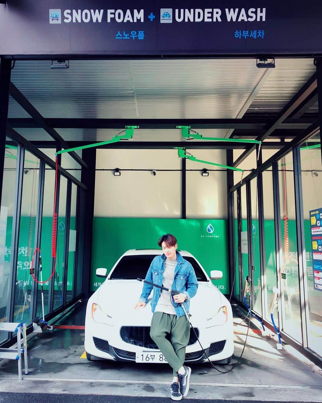 SE7ENさんのインスタグラム写真 - (SE7ENInstagram)「#권상우컴퍼니 #수카워시 #오픈축하합니다🎉 #상우형이직접세차해줬음🤣 #쵝오👍」5月1日 18時25分 - se7enofficial
