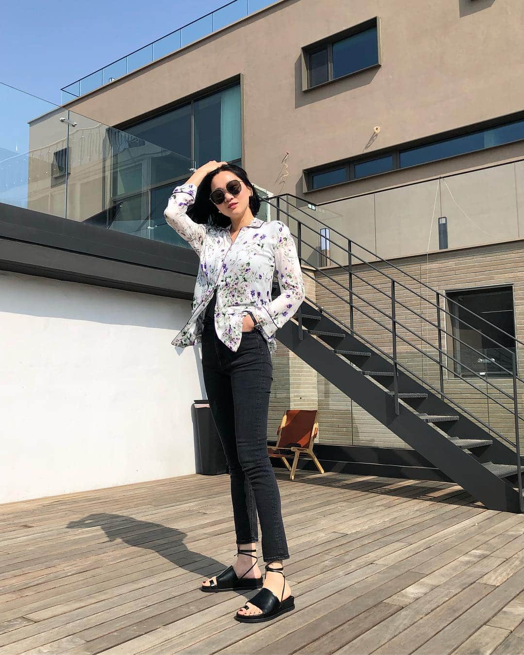 チャン・ユンジュさんのインスタグラム写真 - (チャン・ユンジュInstagram)「5월의 시작.  와 오월은 푸르구나. 🌿💛🤩 _ #카페옥상오픈했어요 @cafe_trvr  #샌들의계절이왔네요 @left_right.official」5月1日 18時26分 - yoonjujang