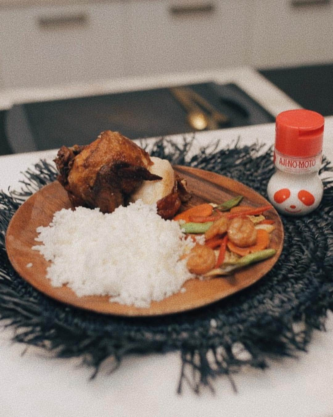 リザ・ソベラーノさんのインスタグラム写真 - (リザ・ソベラーノInstagram)「So proud of myself! Cooked by yours truly 💁 My signature fried chicken and chop suey made with AJI-NO-MOTO®. Kain po tayo! 😋」5月1日 18時41分 - lizasoberano