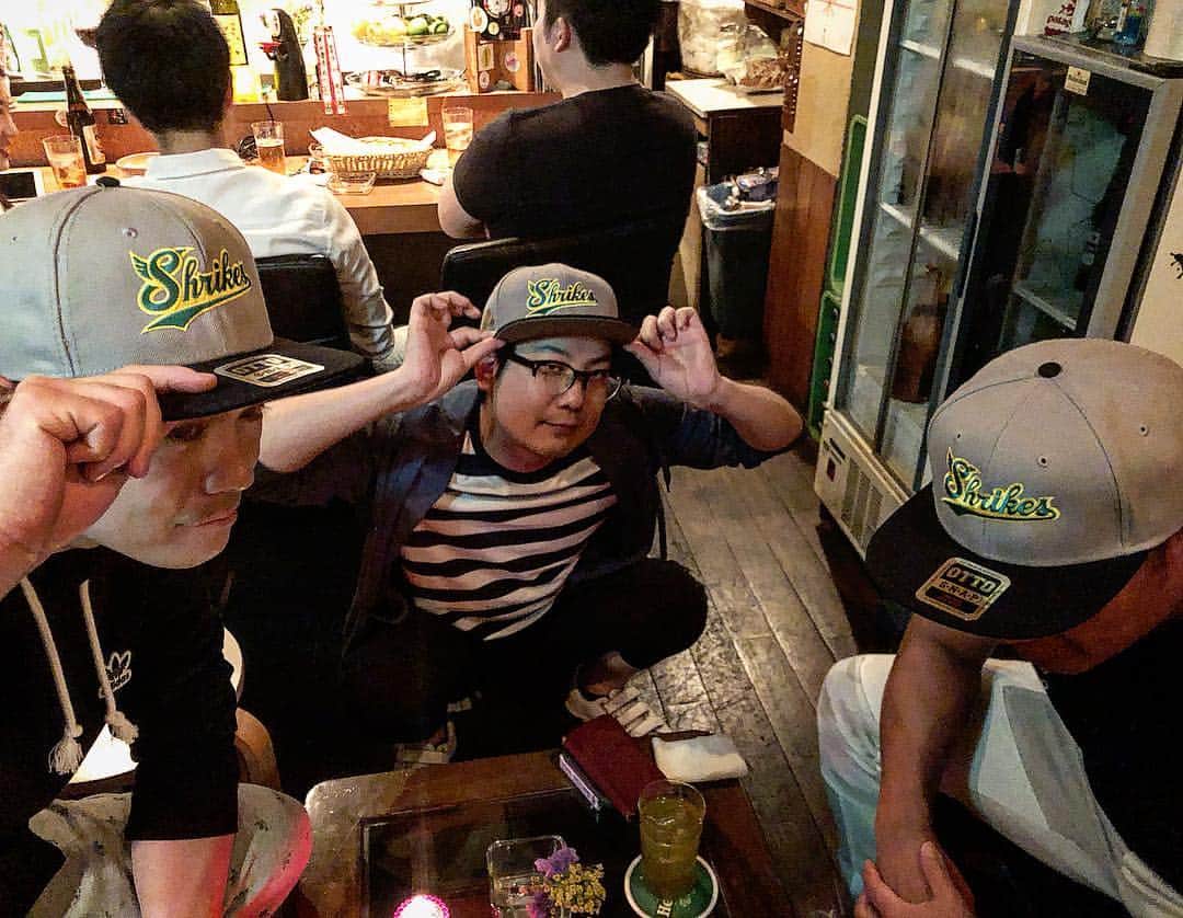 大西宏明のインスタグラム：「心斎橋のとあるBARにて🍷🍻 シュライクスキャップ3人衆😂  #このメンツ で #令和  #迎えました  #まさかの  #心斎橋 で #堺シュライクス  #キャップ  #3人衆  #しかも  #それぞれ  #別々 に #飲みに来たんやで  #浸透しとるね #嬉しいね  #barsuns  #人気店  #スリーシュライクス #明日は勝つ  #smile #ほなっ！！」