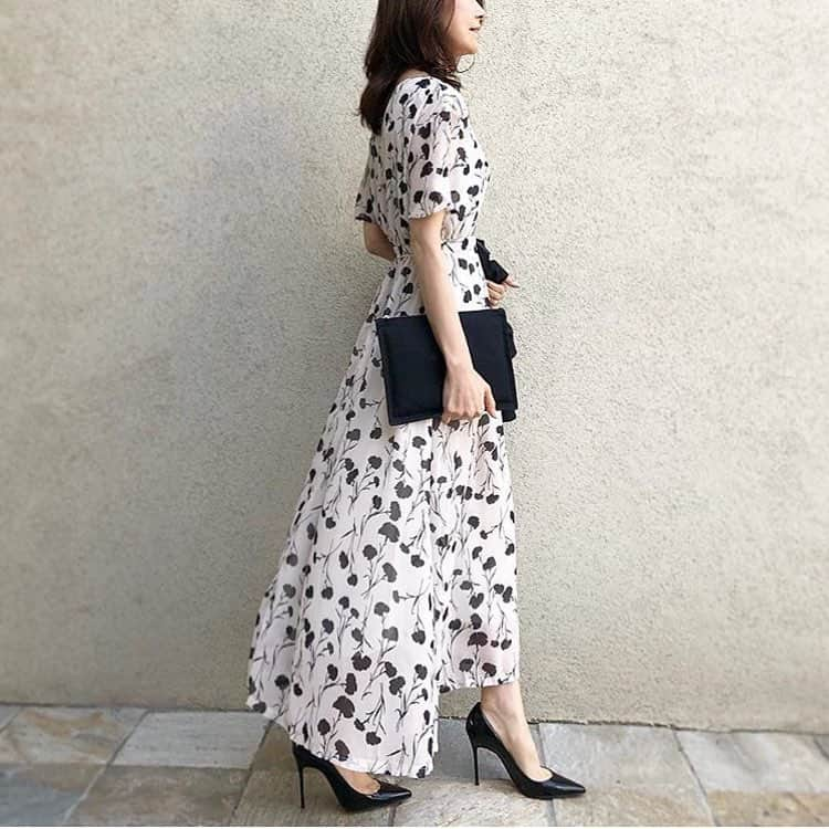 ur'sさんのインスタグラム写真 - (ur'sInstagram)「. . 【 style share 】 Vネック花柄ワンピース 品番：BTXU0568 ¥5,490+tax . @akko3839 様、素敵なコーディネートをありがとうございます！ やわらかく揺れるフレアがポイントの花柄ワンピースです💐👗 . . STYLE SHARE 募集中！ ハッシュタグは『#urs_styling』 素敵な着こなしは、紹介されて頂くことがあります。 . #urs_official #ユアーズ #レディース #fashion #コーディネート #ワンピース #花柄ワンピース #花柄 . . #repost @akko3839 ・・・ #monotone﻿ ﻿ 軽やかな花柄ワンピ◡̈* ﻿ ﻿ one-piece @urs_official  #Vネック花柄ワンピース﻿ #urs_official#urs_styling﻿ #ユアーズ#コーデ﻿ #コーディネート」5月1日 18時36分 - urs_official