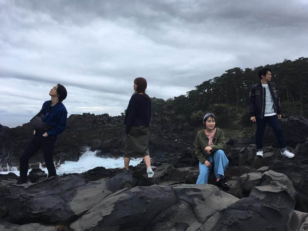 日本テレビ ドラマ「向かいのバズる家族」のインスタグラム：「＃CDジャケット風  #崖 #つまり #サスペンス #ではなく #ラブホラーサスペンスコメディー #とにかく見てほしい #５話 #明日木曜２４時０９分  #いつもより #１０分後ろ倒しだよ #夜更かしして見てね  #内田理央  #永野宗典 #小川紗良  #前田公輝」