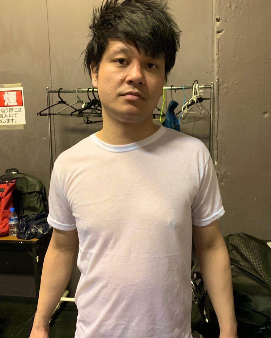 池田真一のインスタグラム：「嘘やろ。 タグもケツとお揃いの金魚すくいのポイTシャツ着てるやん。」